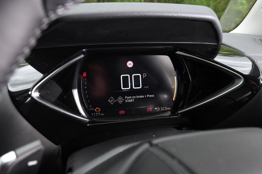 Панель приборов DS 3 Crossback Prestige 2019 года  (UK) (фото 10 из 20)